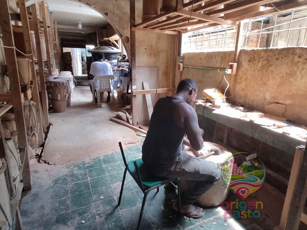 Artesanos de Tumaco elaborando marimbas de forma tradicional en el departamento de Nariño