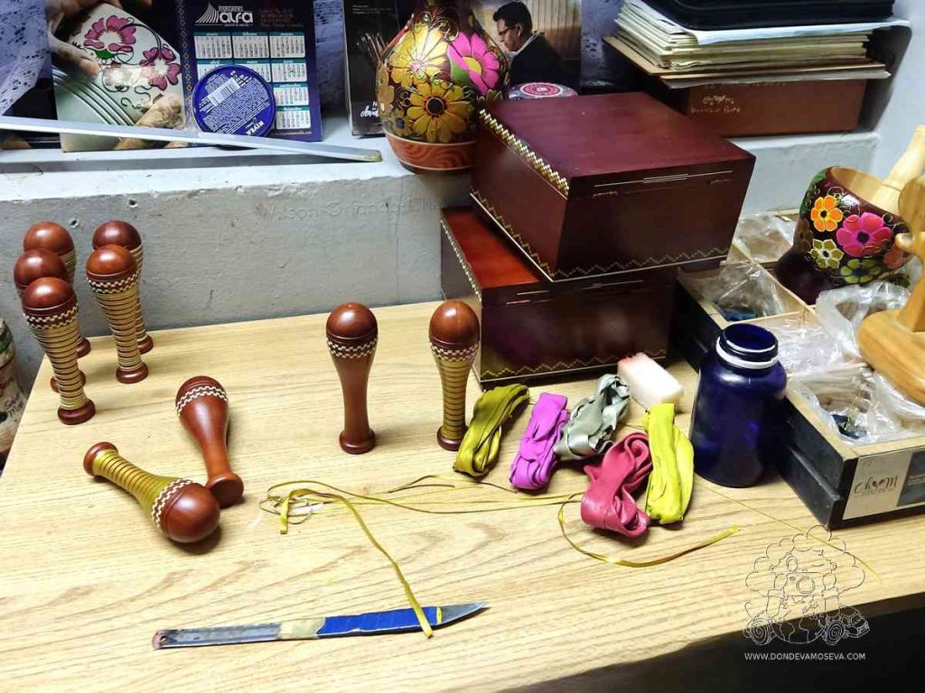 Detalle mesa trabajo artesano Barniz de Pasto en el Barrio Obrero