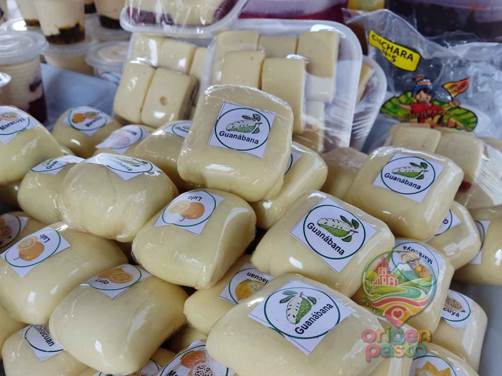 Exposición de quesos artesanales durante la Feria del Queso de Guachucal, en Nariño