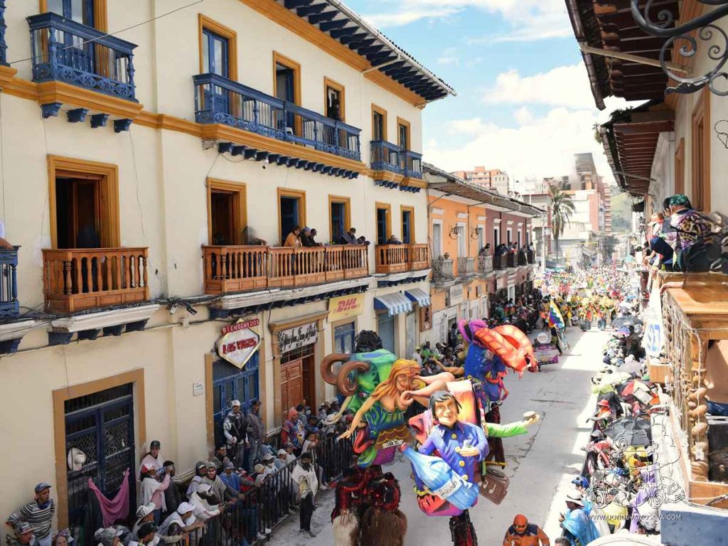 Centro histórico de Pasto con sus casas de estilo republicano durante el Desfile Magno del Carnaval