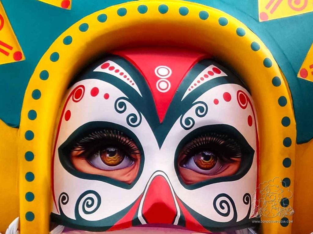 Máscara del Carnaval de Negros y Blancos de Pasto elaborada por una artista local