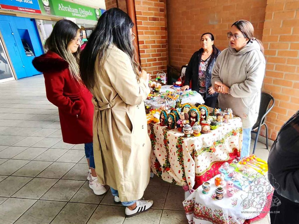 Artesanas mostrando sus productos en una feria de emprendimientos locales de Pasto