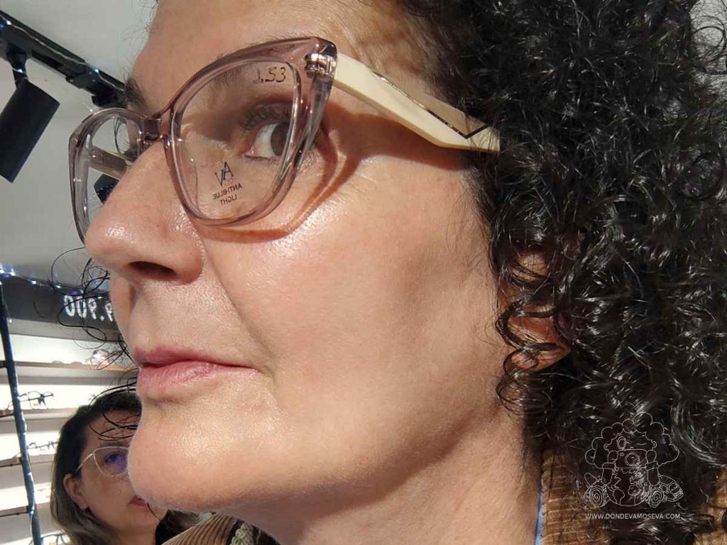 Mujer probándose unas gafas en una óptica local de Pasto