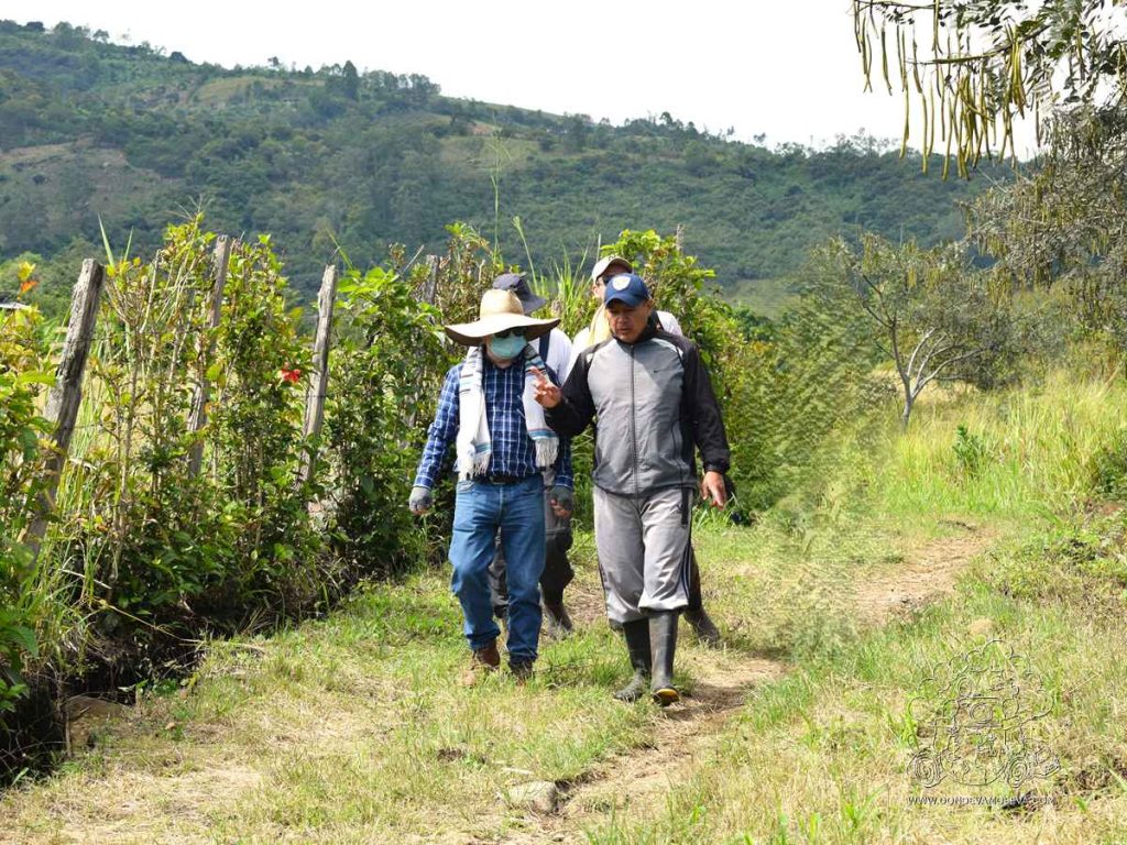 Guía local durante una ruta turística por Cariaco Bajo en Consacá, Nariño