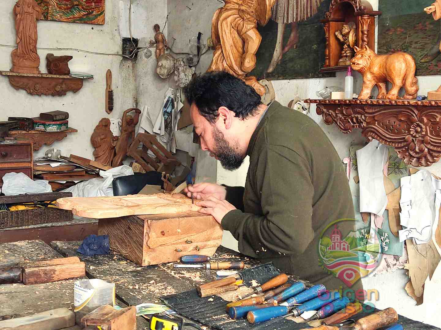 Maestro Hernando Zambrano tallando madera en la Casa Museo Zambrano, Pasto