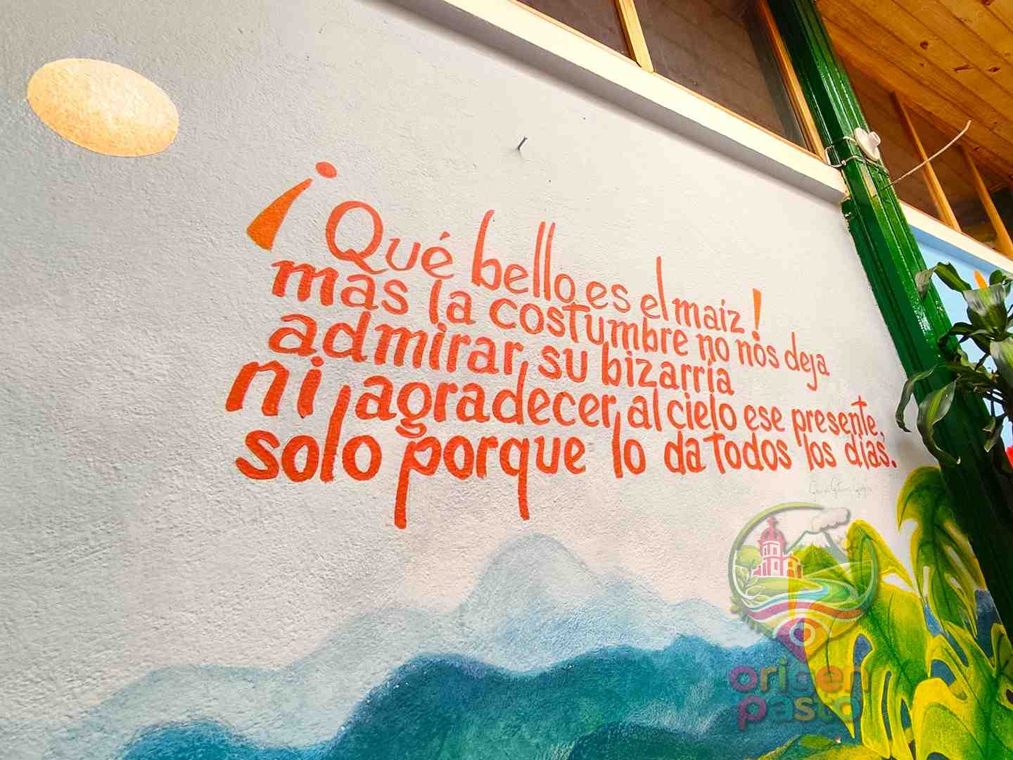 Mural con verso sobre el maíz en un restaurante tradicional de Pasto, Nariño