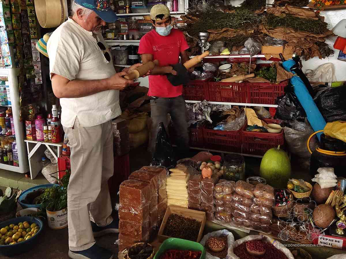 Cliente comprando productos locales en el mercado La Unión, Pasto